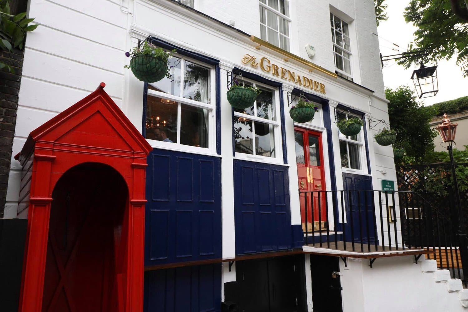 Belgravia Mews Pub Crawl